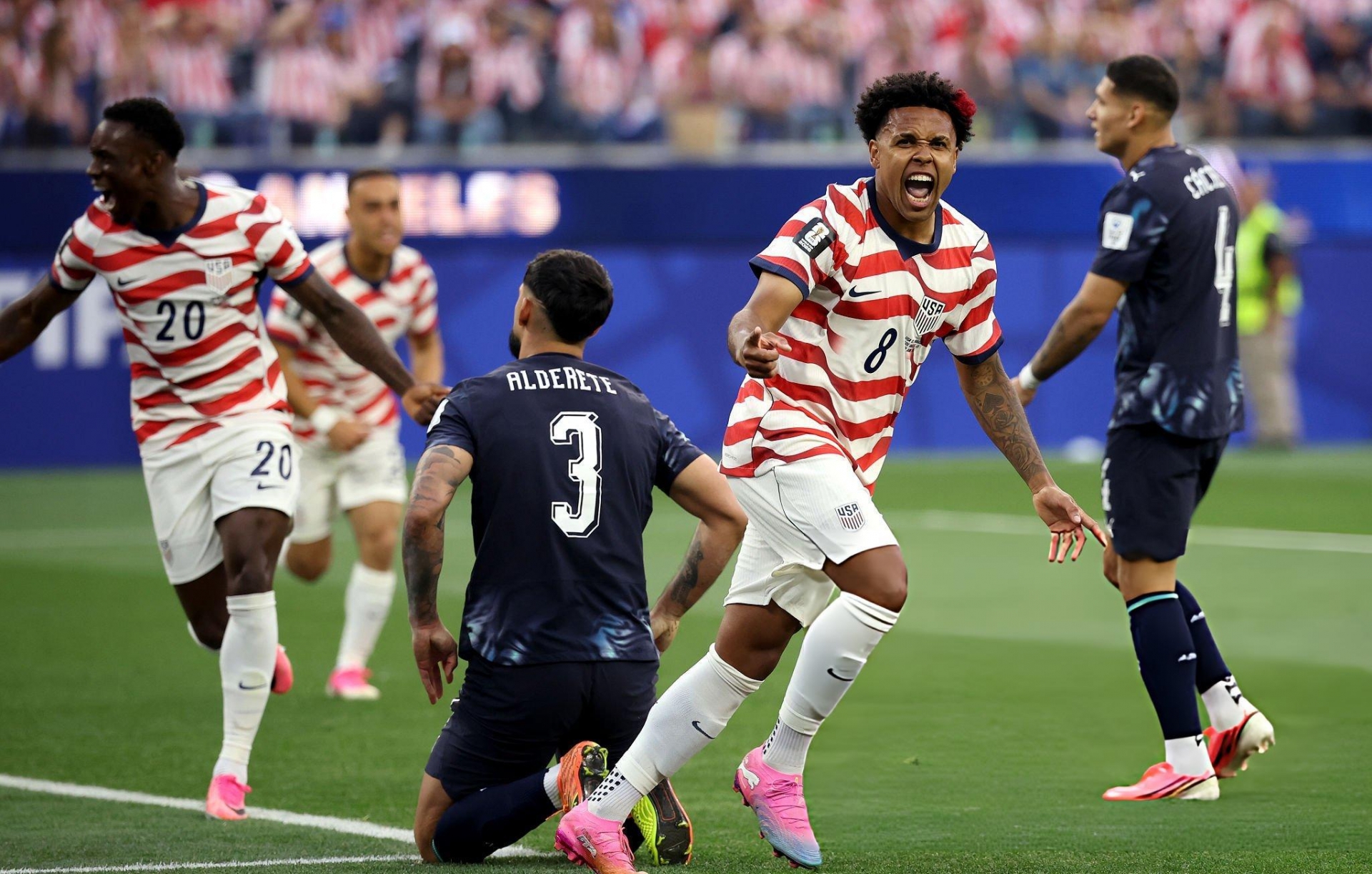 Bàn phản lưới đầu tiên của World Cup 2026 ở đúng trận ra quân của Mỹ