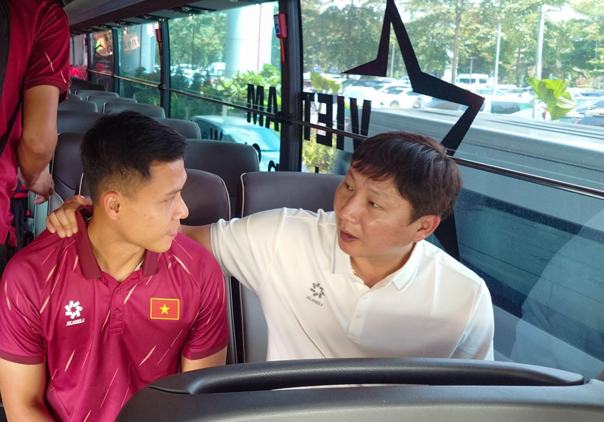 NÓNG: HLV Kim Sang Sik gạch tên trung vệ ĐT Việt Nam ngay khi về nước