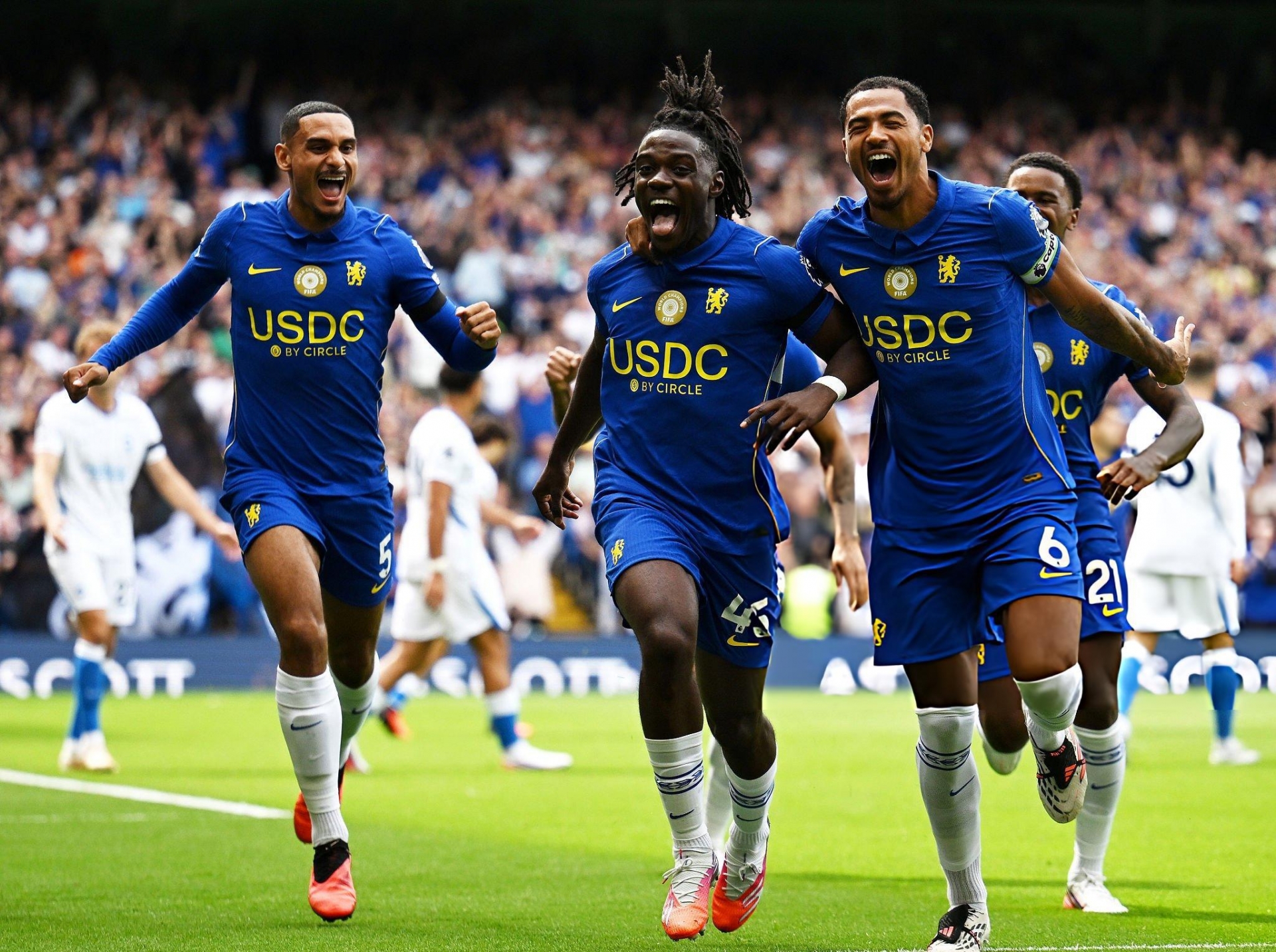 Chelsea thắng nghẹt thở Brighton trong trận cầu có tới 7 bàn thắng