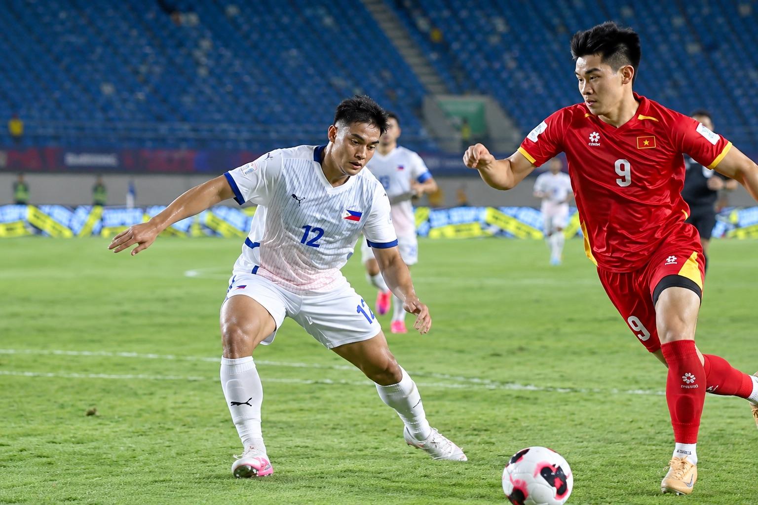Trực tiếp bóng đá Việt Nam 1-0 Philippines: Khoảng cách mong manh