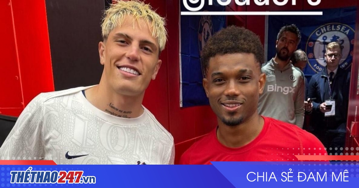 Sao MU khiến CĐV nổi giận vì... chụp ảnh cùng Garnacho