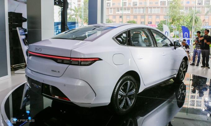 Phân khúc sedan phổ thông lần đầu có lựa chọn PHEV: Dấu mốc đáng chú ý của thị trường ô tô Việt 724424