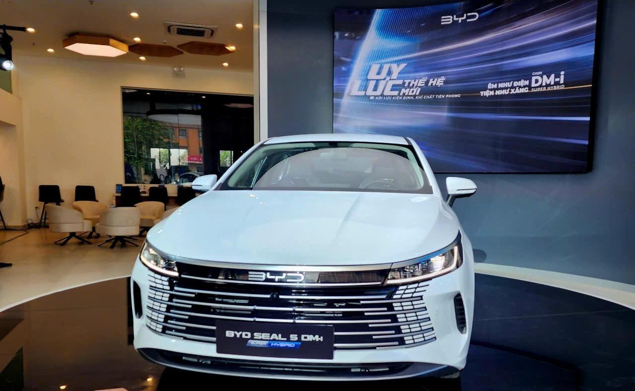 Phân khúc sedan phổ thông lần đầu có lựa chọn PHEV: Dấu mốc đáng chú ý của thị trường ô tô Việt 724418