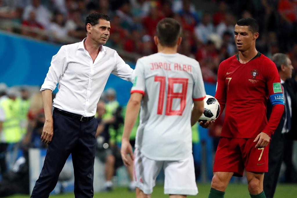 fernando-hierro-e-cristiano-ronaldo-portugal-espanha-foto-epa601726c0defaultlarge-1024-1712378918.jpg