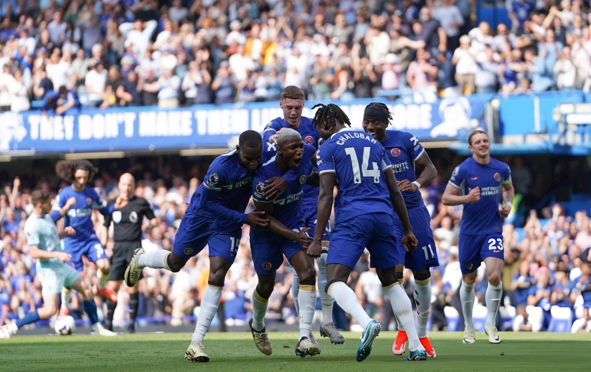 Chelsea và Newcastle rủ nhau cổ vũ Man City, MU đơn cô thế cô 468411