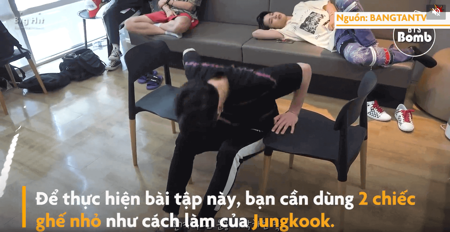 Jungkook BTS tập cơ bụng 6 múi