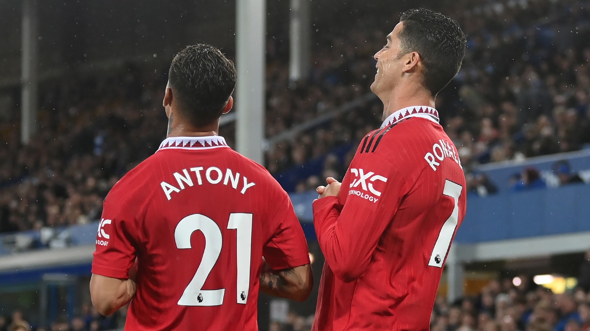 Giải mã pha ăn mừng độc lạ của Ronaldo trong trận đấu với Everton 201224