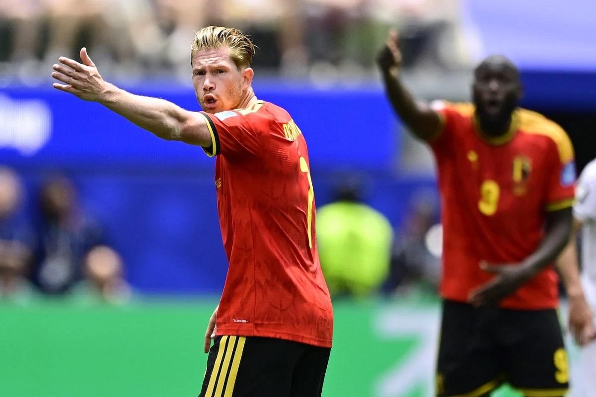 Vì sao De Bruyne ngăn đội y tế vào sân chăm sóc đồng đội Trossard?