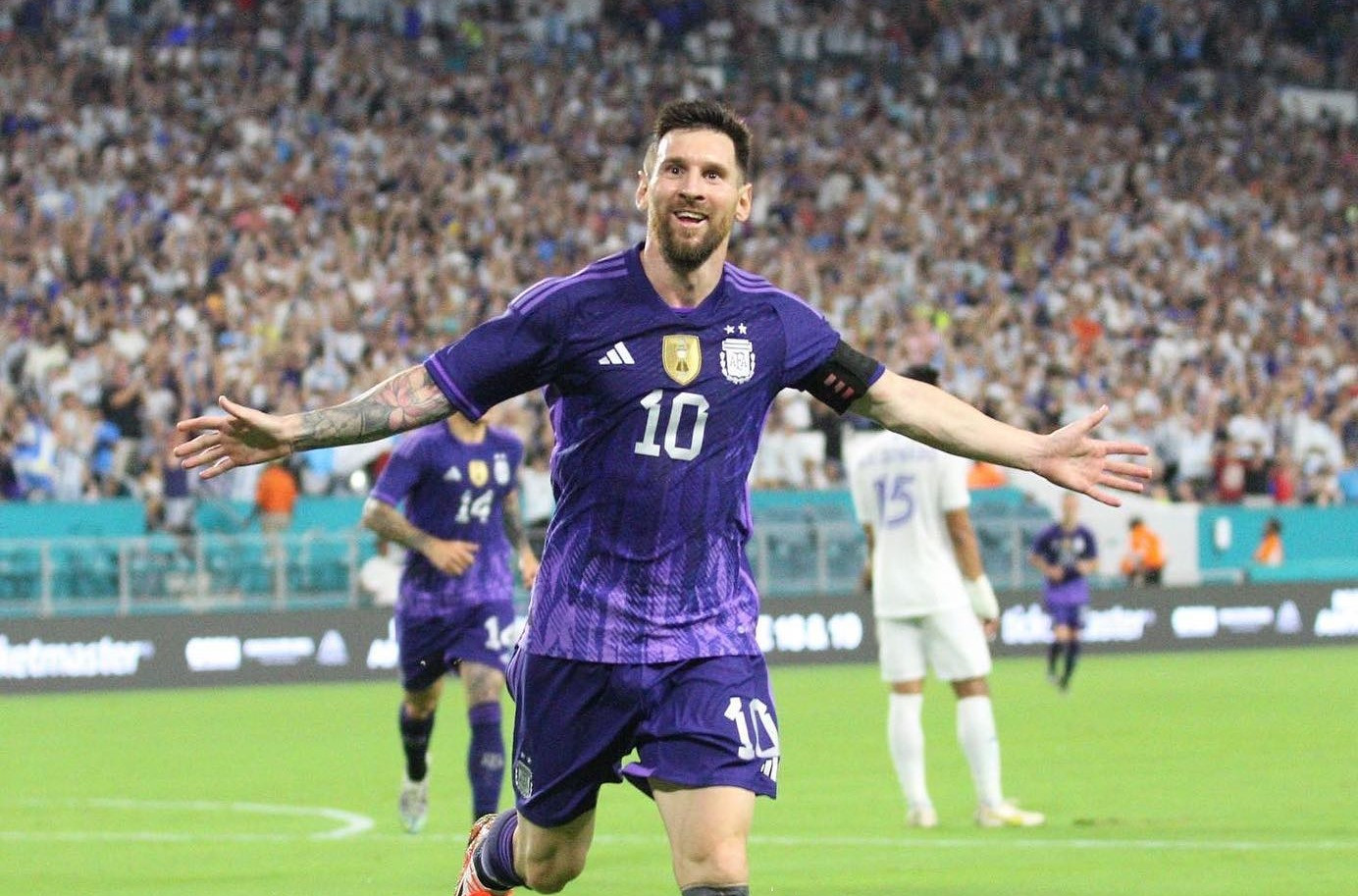 Messi tận hưởng niềm vui bóng đá khiến 'ông lớn' đứng ngồi không yên 192627