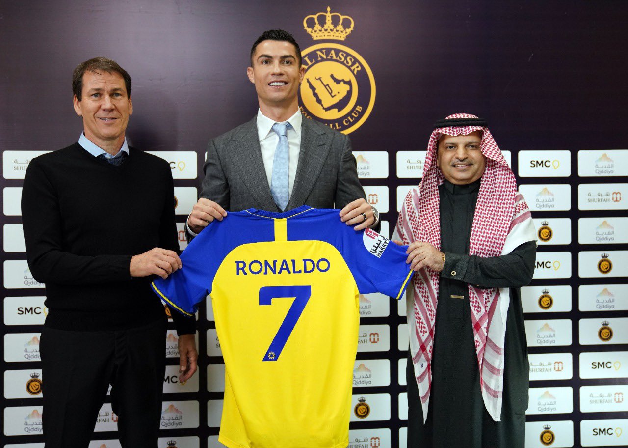 Vì giữ lời hứa, Ronaldo từ chối bến đỗ châu Âu để về Al Nassr 239165