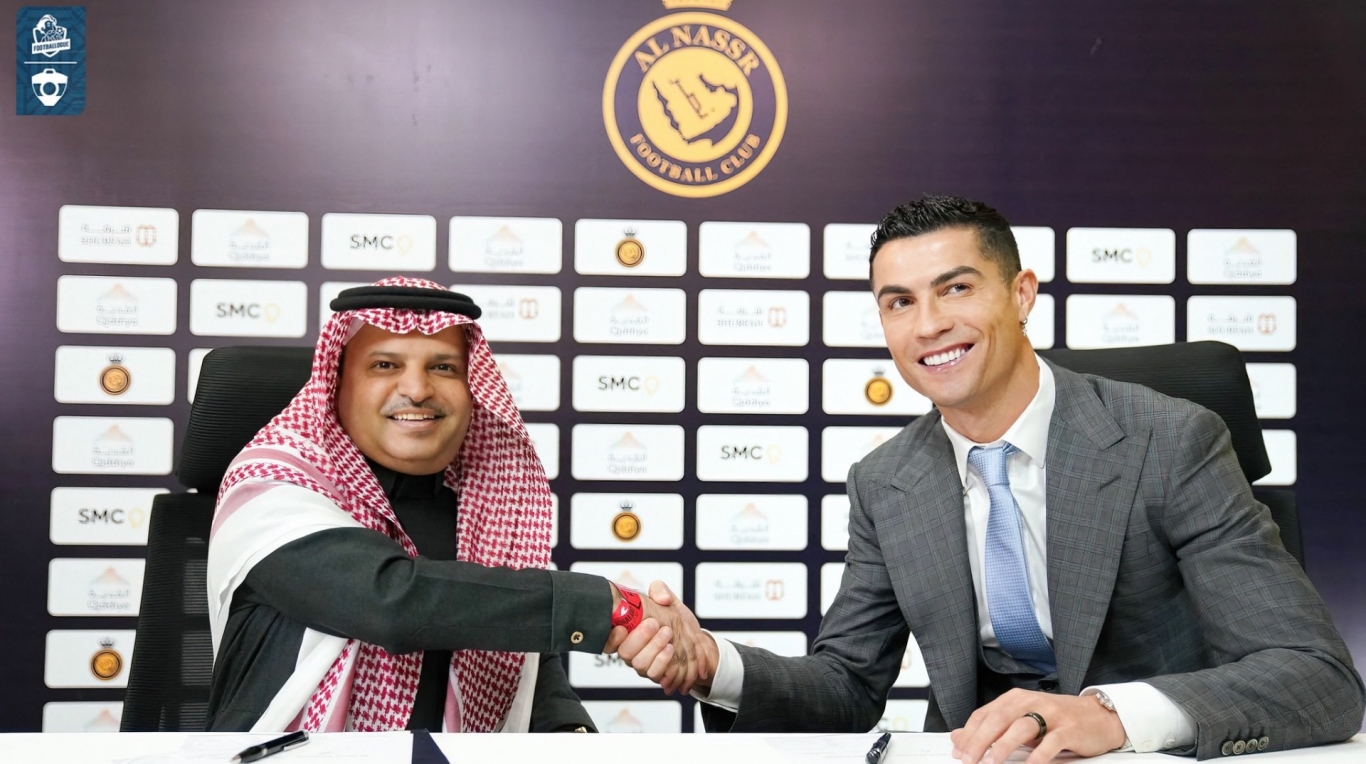 Chưa đá phút nào, Ronaldo được đưa lên 'đỉnh thế giới' tại Al Nassr 241448