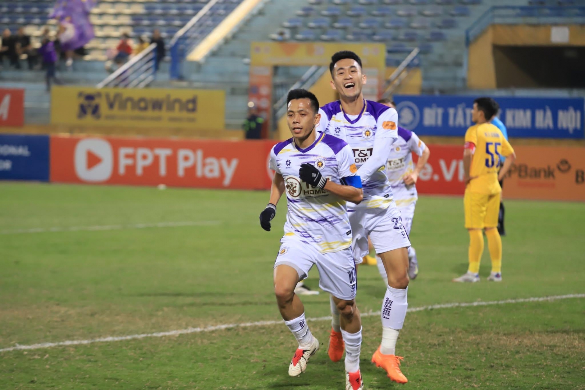 Trực tiếp Hà Nội 1-0 SLNA: Văn Quyết tỏa sáng