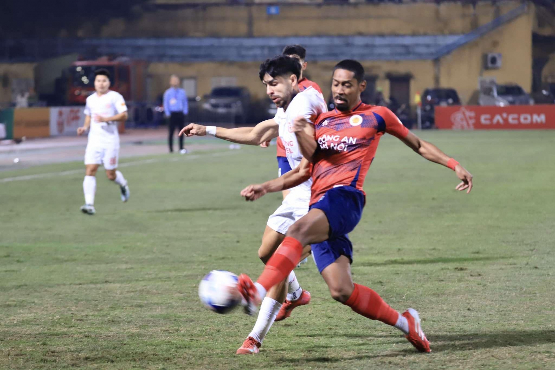 Trực tiếp bóng đá CAHN 1-0 Viettel: Mở điểm trên chấm 11m