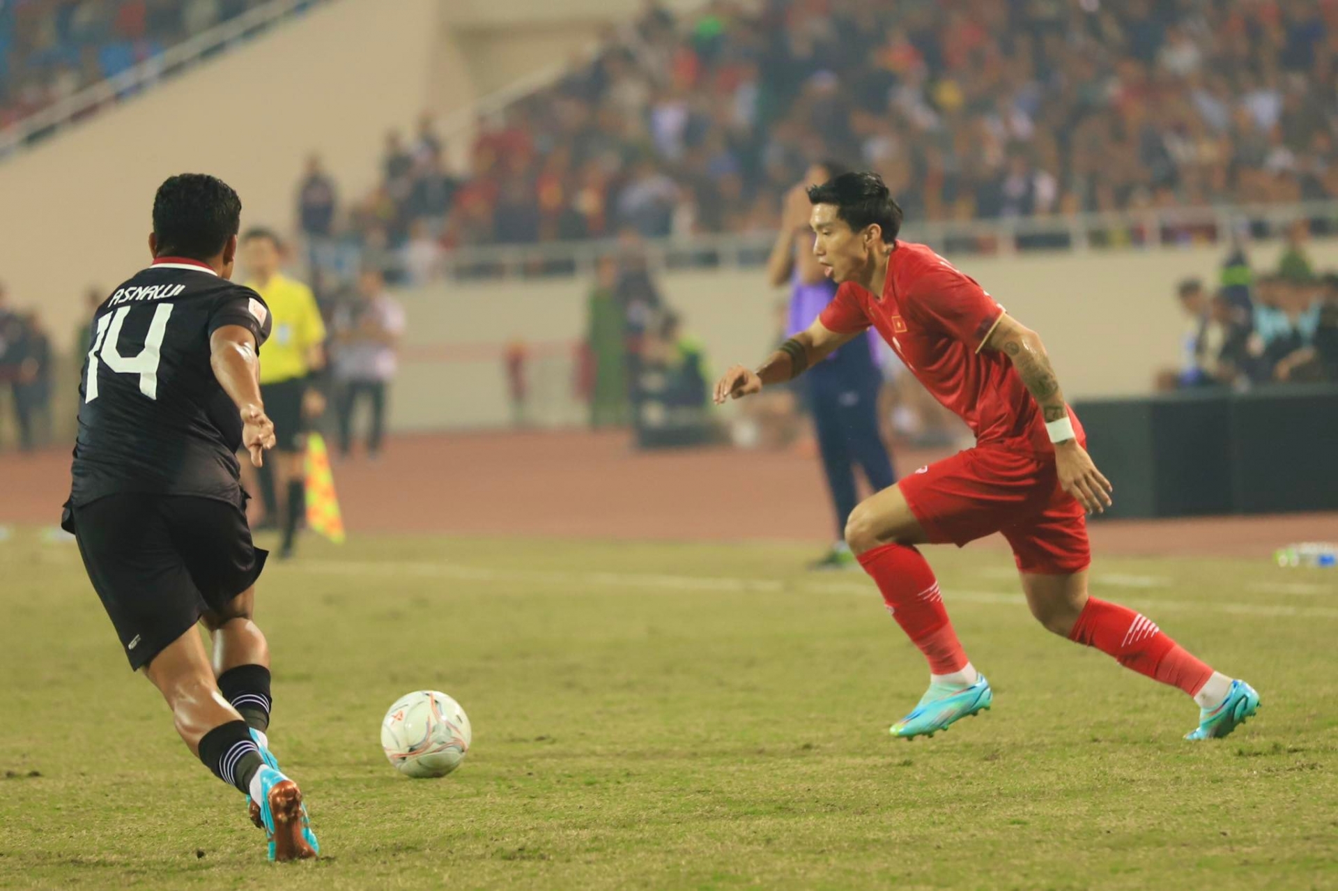 Trực tiếp Việt Nam 1-0 Indonesia: 'Rồng vàng' làm chủ thế trận 240682