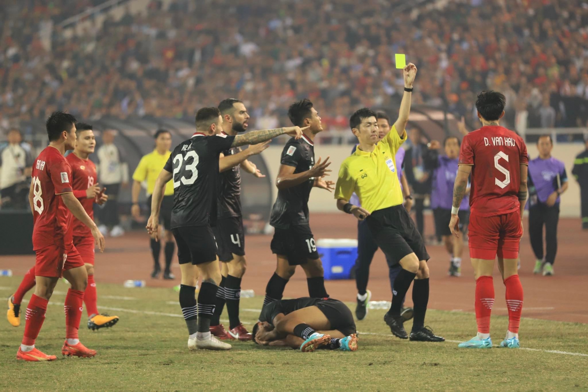 Trực tiếp Việt Nam 1-0 Indonesia: 'Rồng vàng' làm chủ thế trận 240683