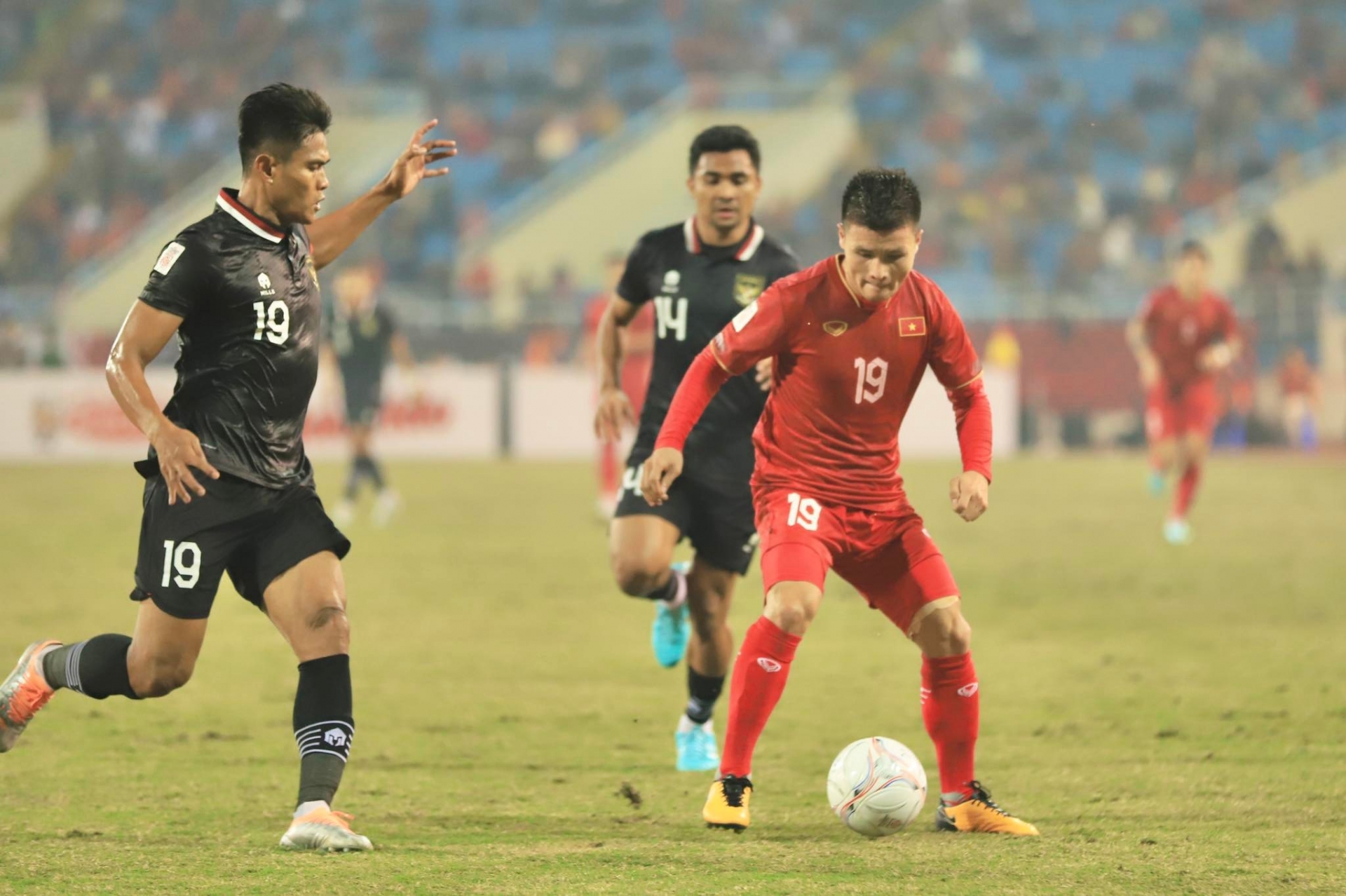 Trực tiếp Việt Nam 1-0 Indonesia: 'Rồng vàng' làm chủ thế trận 240688