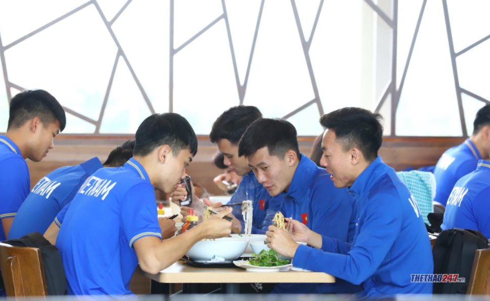 Dàn sao ĐT Việt Nam sang Indonesia, HLV Troussier quyết giành 3 điểm 424543