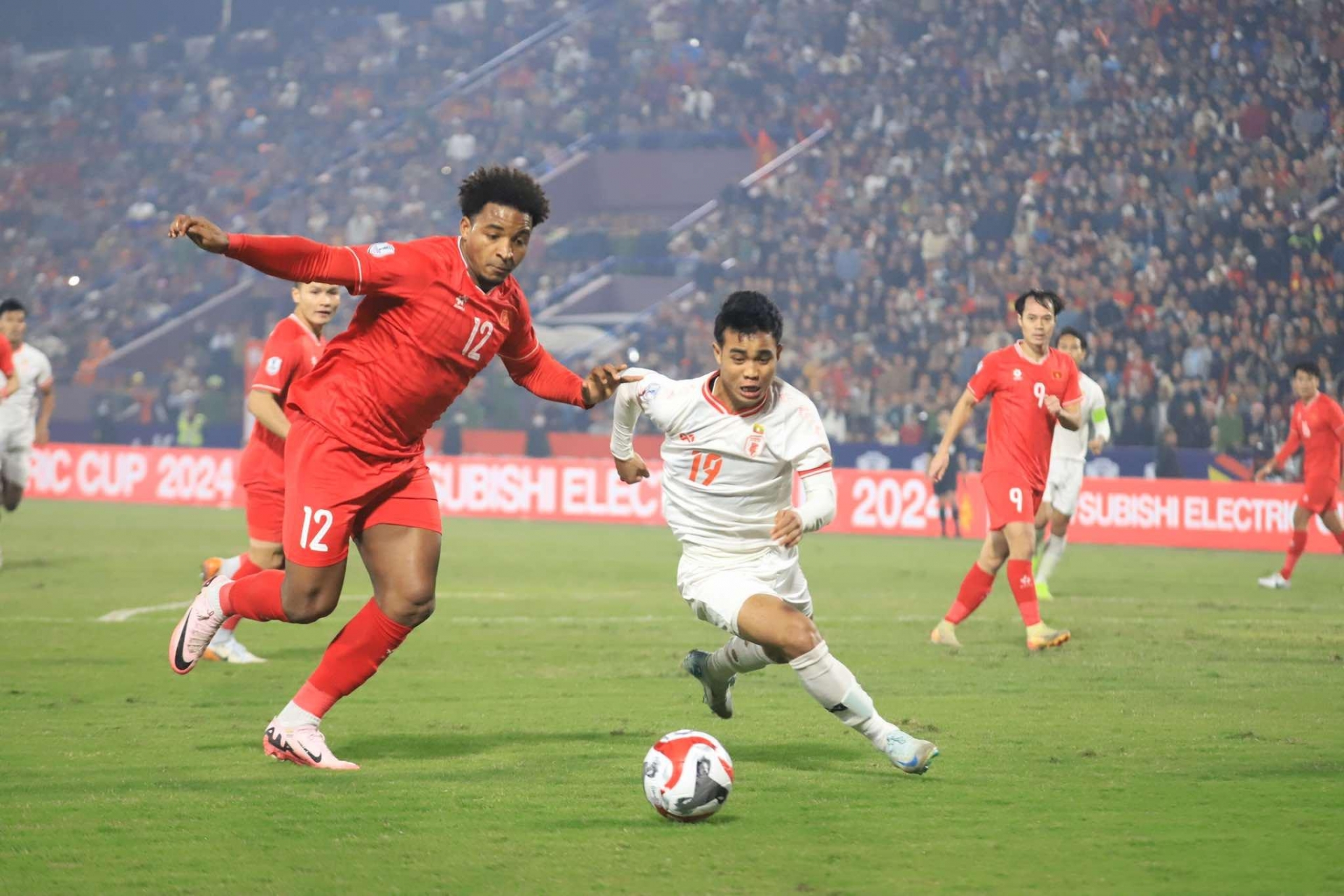 Trực tiếp Việt Nam 0-0 Myanmar: Xuân Son suýt ghi bàn!!