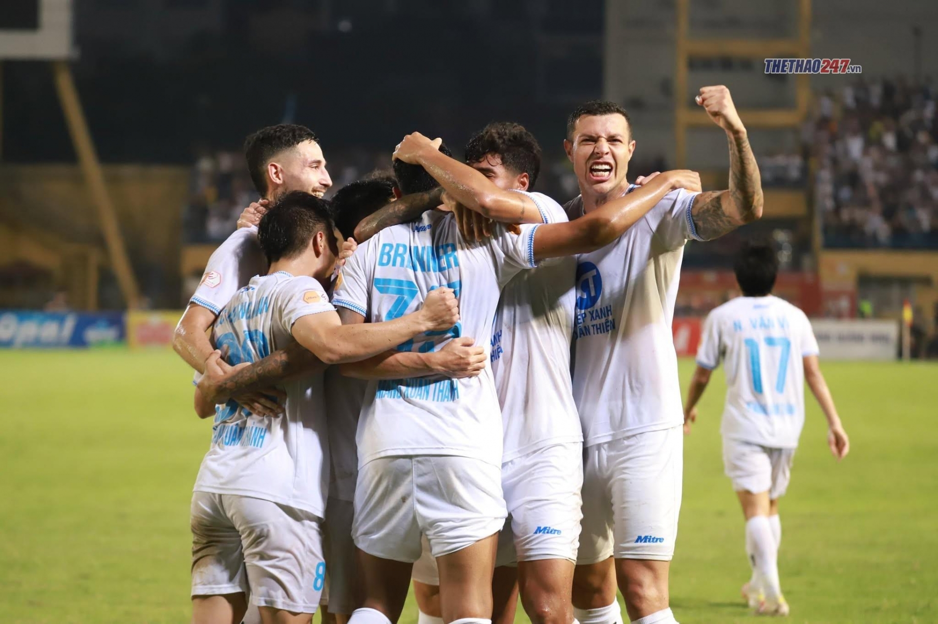 Nam Định nhấn chìm Hà Nội 3-0, khẳng định đẳng cấp nhà ĐKVĐ