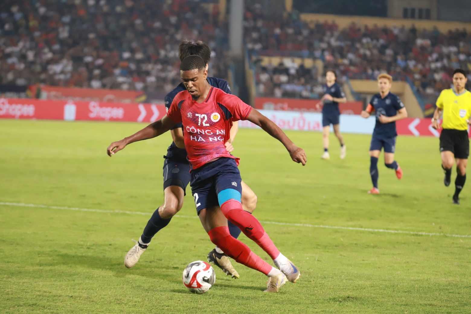 Trực tiếp CAHN 2-1 Buriram United: Khách liên tục phạm lỗi