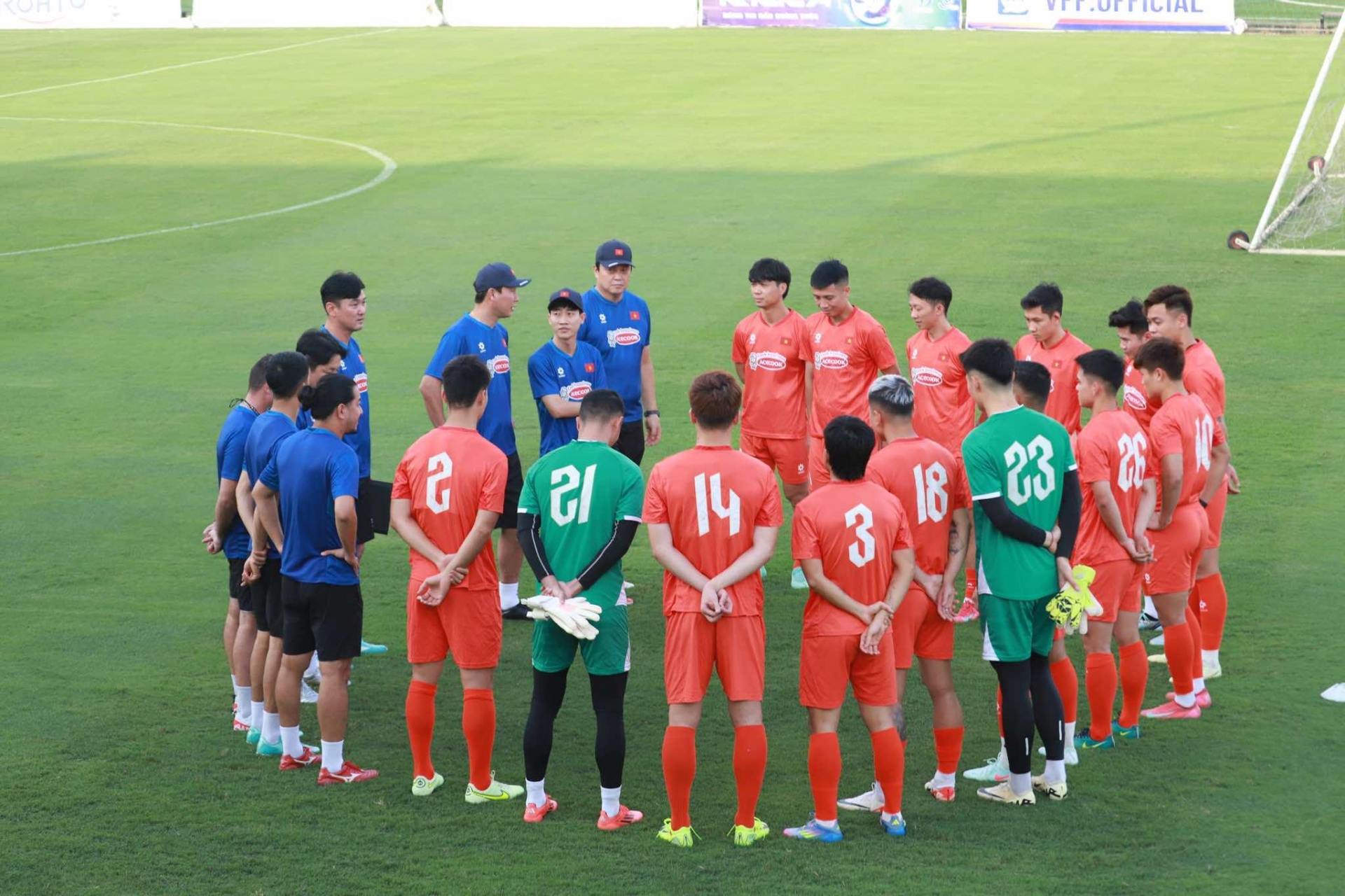2 cầu thủ đầu tiên chia tay ĐT Việt Nam