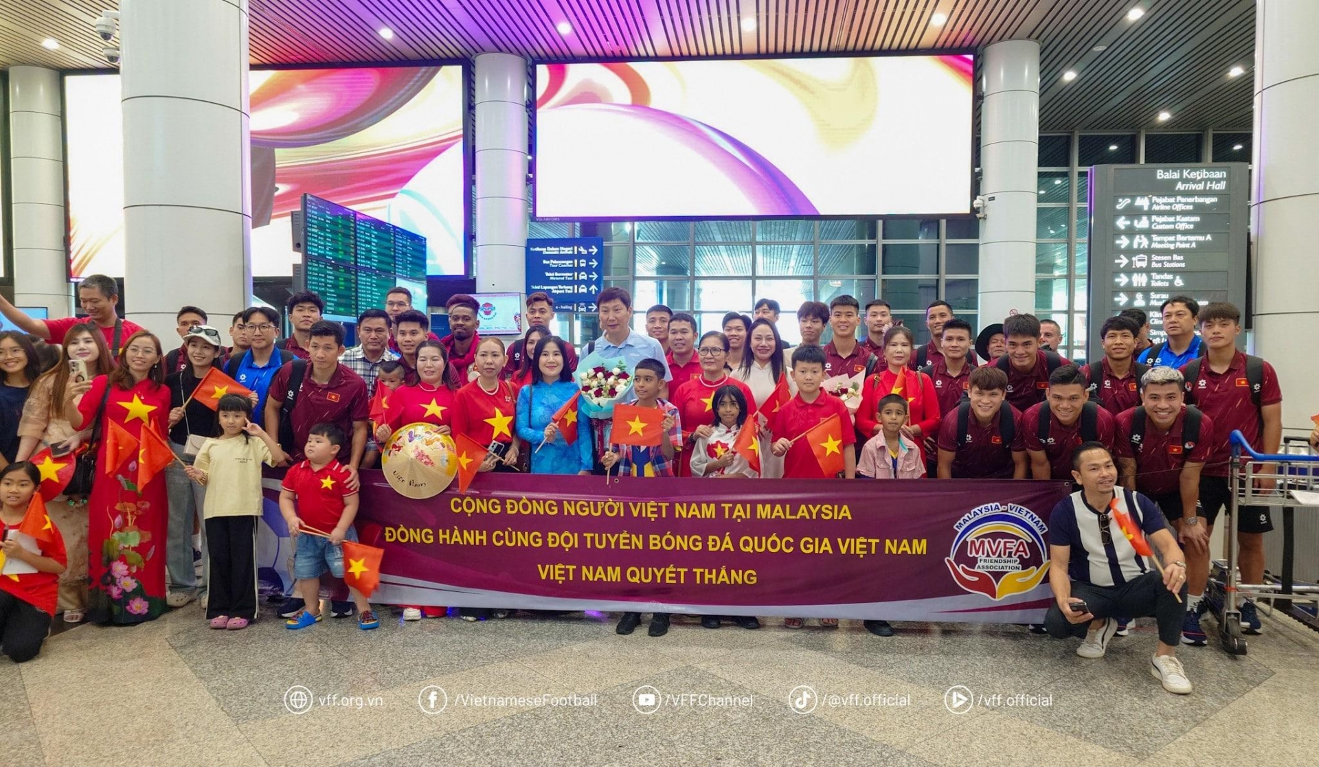 ĐT Việt Nam nhận 'doping tinh thần' tại Malaysia