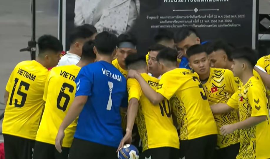 Bóng ném Việt Nam thắng nghẹt thở 27-25, sáng cửa bảo vệ HCV SEA Games