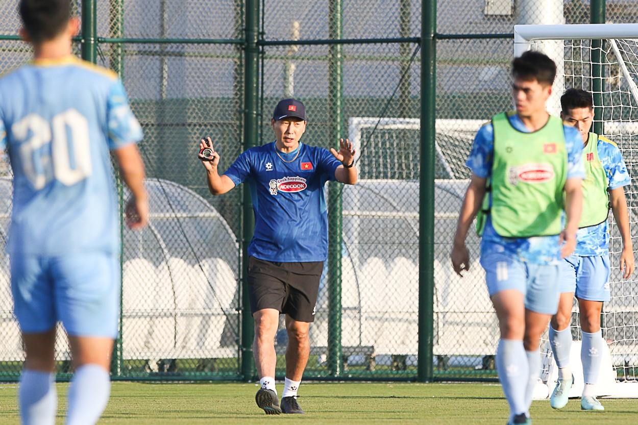 HLV Kim Sang Sik chỉnh thước ngắm, ra quyết định ở trận gặp U23 Syria
