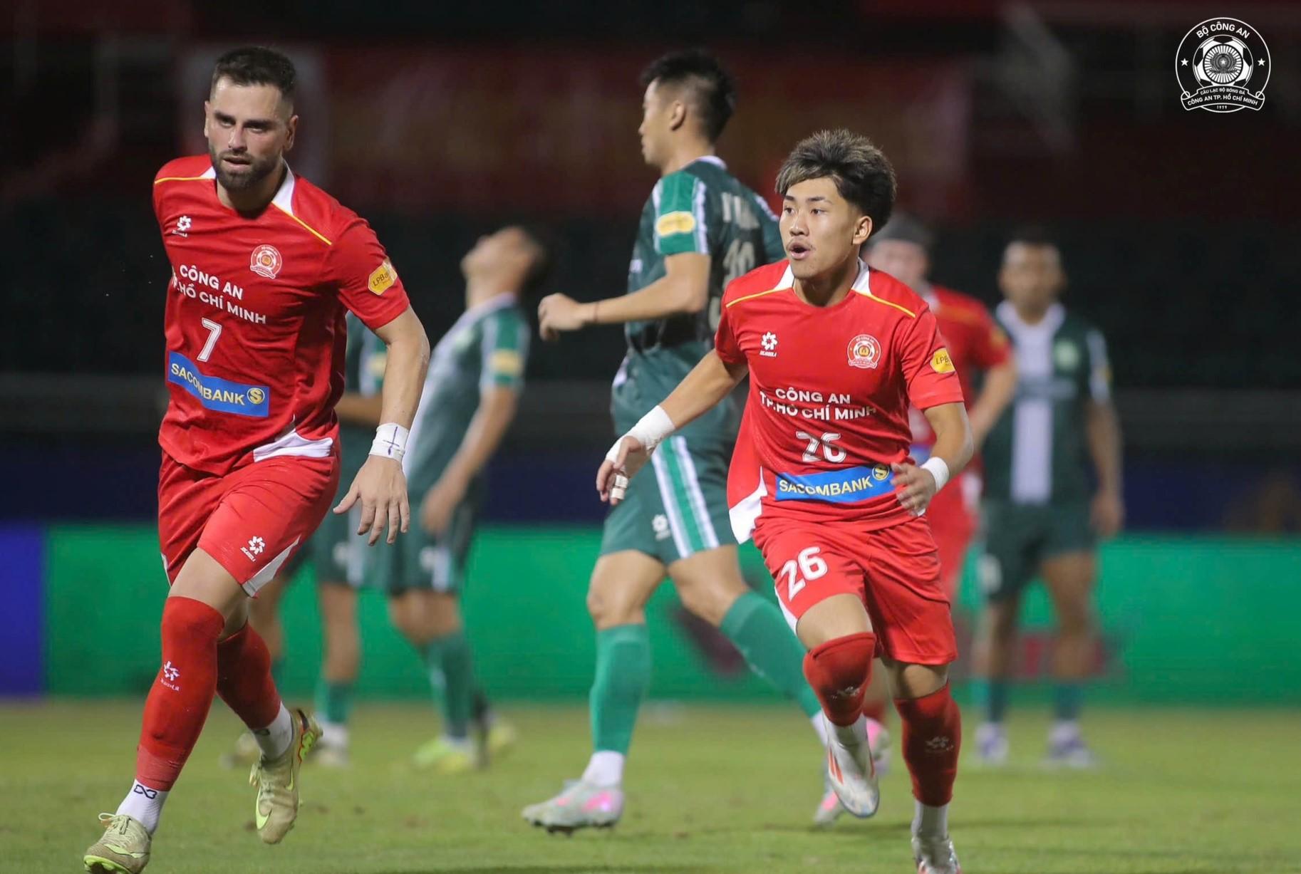 Việt kiều Khoa Ngô tiết lộ khi được Tiến Linh nhường pen: 'Anh ấy bảo tôi rằng...'