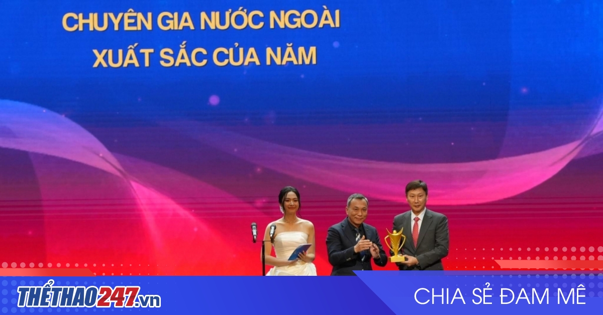 HLV Kim Sang Sik gửi thông điệp tới ông Park Hang Seo sau khi nhận giải thưởng ở Việt Nam