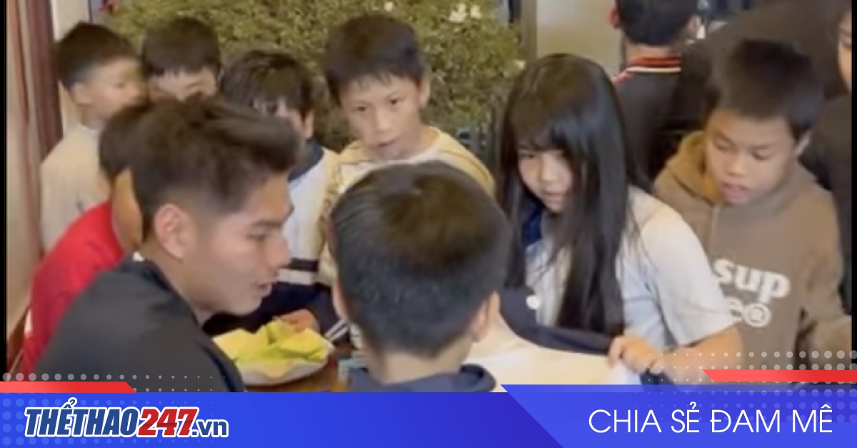 Về nhà dưỡng thương, Hiểu Minh “mỏi tay” ký tặng fan nhí