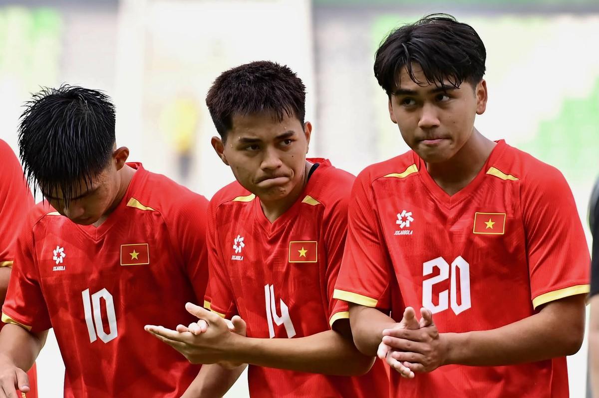 NÓNG: Thay hết cả đội hình, tuyển Việt Nam vẫn thắng 4-0 đội Nhật Bản