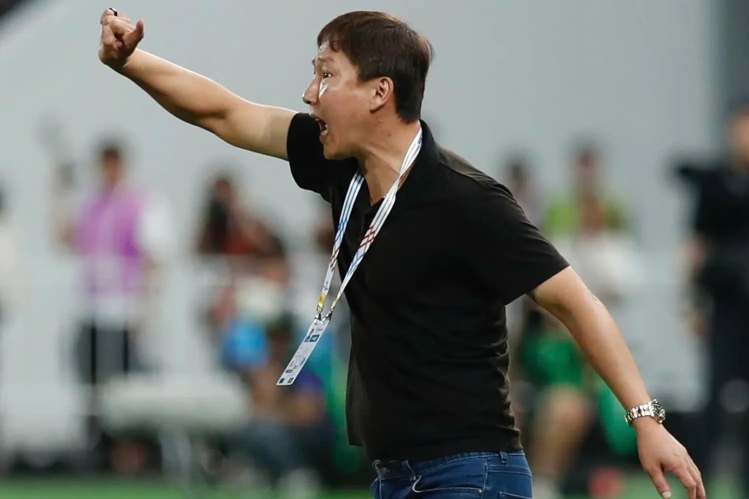 HLV Kim Sang Sik: 'Tôi đã ném chiếc áo trắng không may mắn ở trận trước'