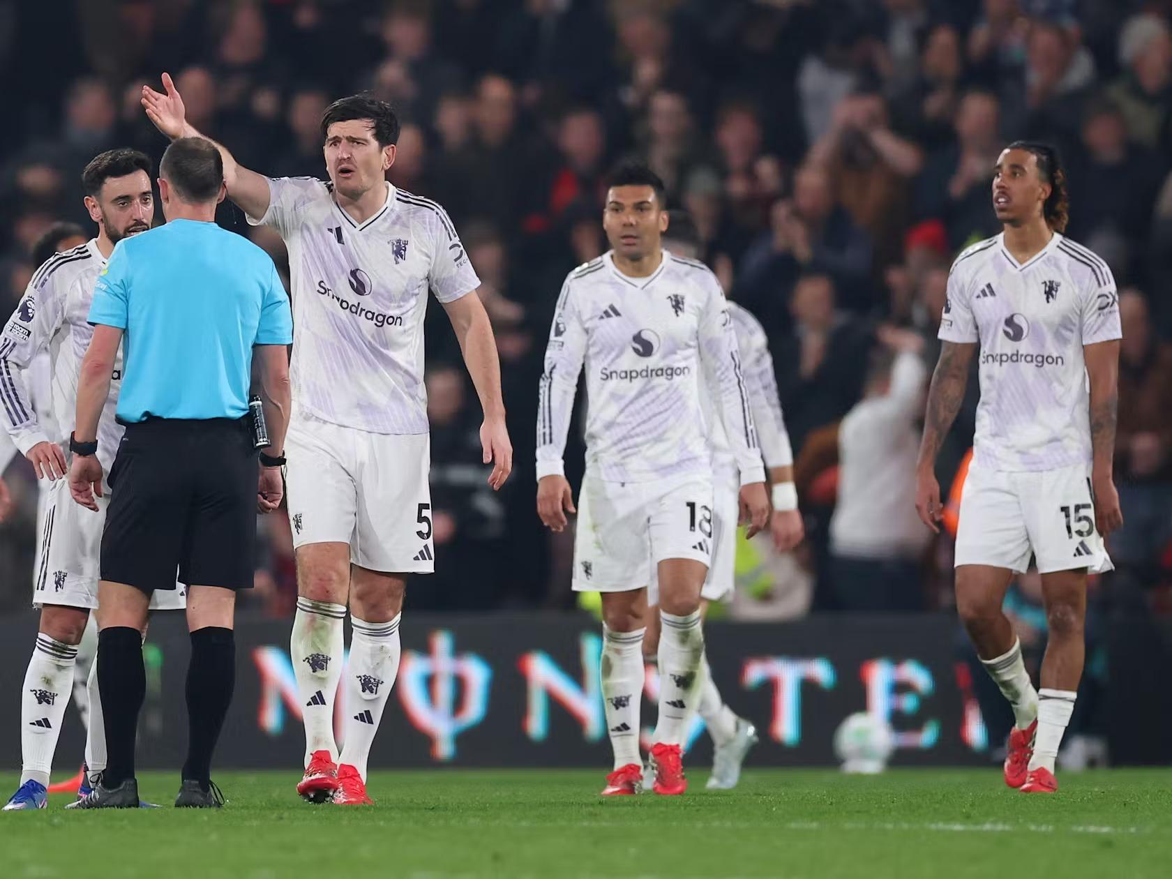 Maguire nhận thẻ đỏ, MU mất điểm trước Bournemouth