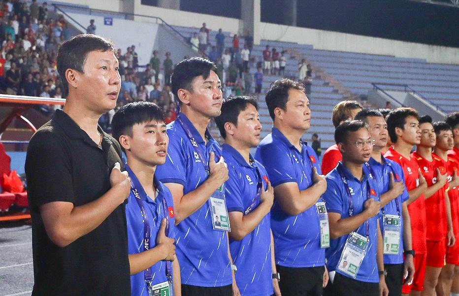 CĐV Thái Lan dậy sóng khi trợ lý HLV Kim Sang Sik dẫn dắt CLB Thai League
