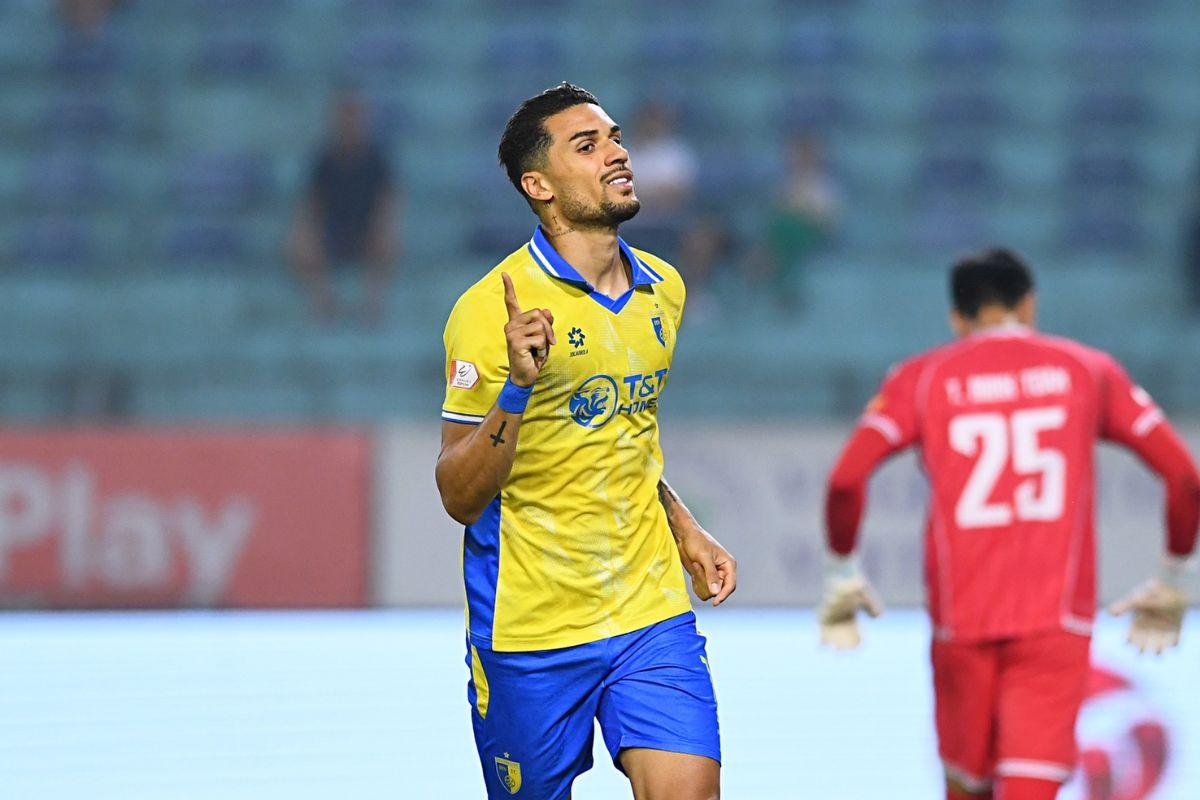 Hoàng Hên thăng hoa với hiệu suất 111 phút/bàn gây sốt V.League