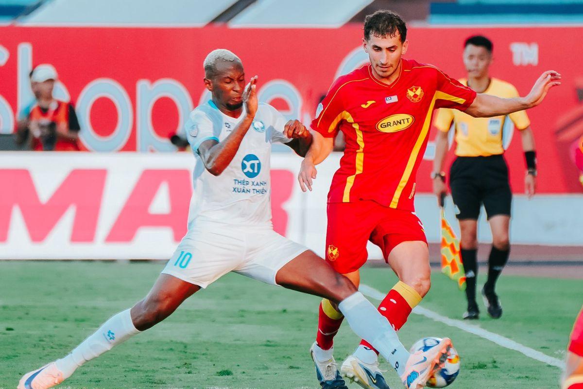 CĐV Malaysia bùng nổ cảm xúc khi thắng 4-1 Xuân Son và đồng đội