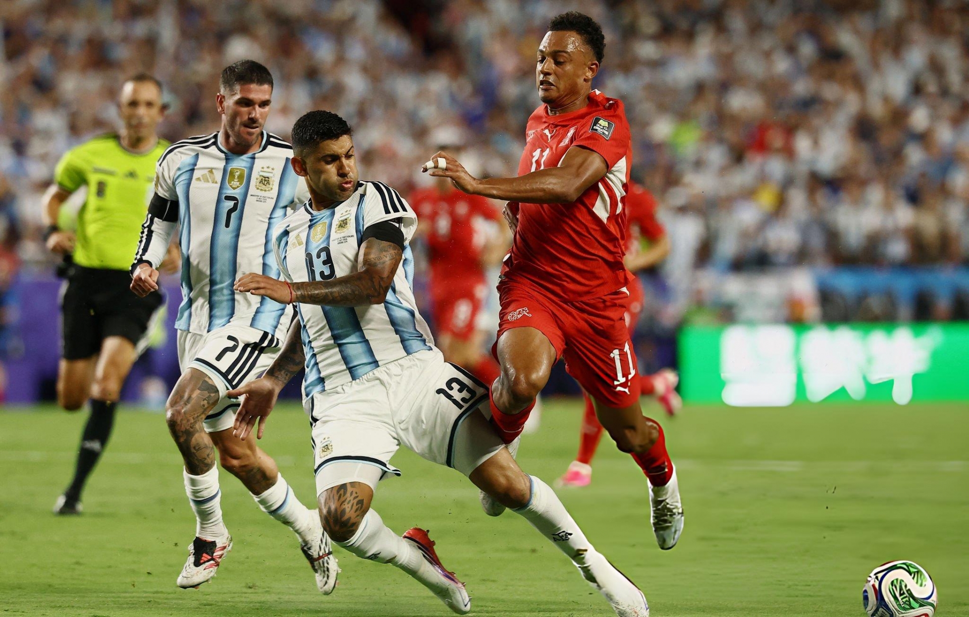 Trực tiếp bóng đá Argentina 1-0 Thụy Sĩ: Căng thẳng nảy lửa