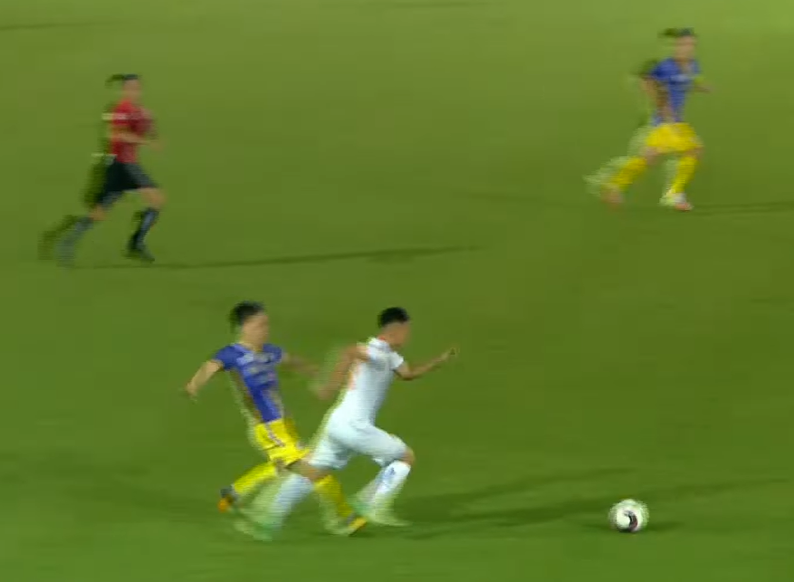 VIDEO: Cầu thủ lò HAGL bóp cổ tiền vệ CLB Hà Nội 147506