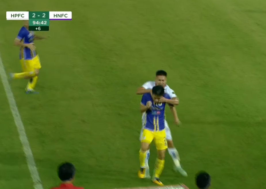 VIDEO: Cầu thủ lò HAGL bóp cổ tiền vệ CLB Hà Nội 147507