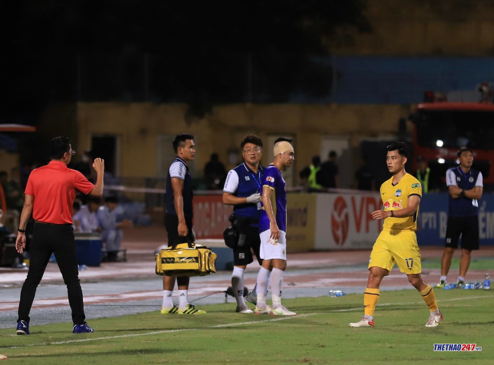 Derby Hà Nội vs HAGL: Tuyển thủ ĐT Việt Nam được đưa đi cấp cứu 171764