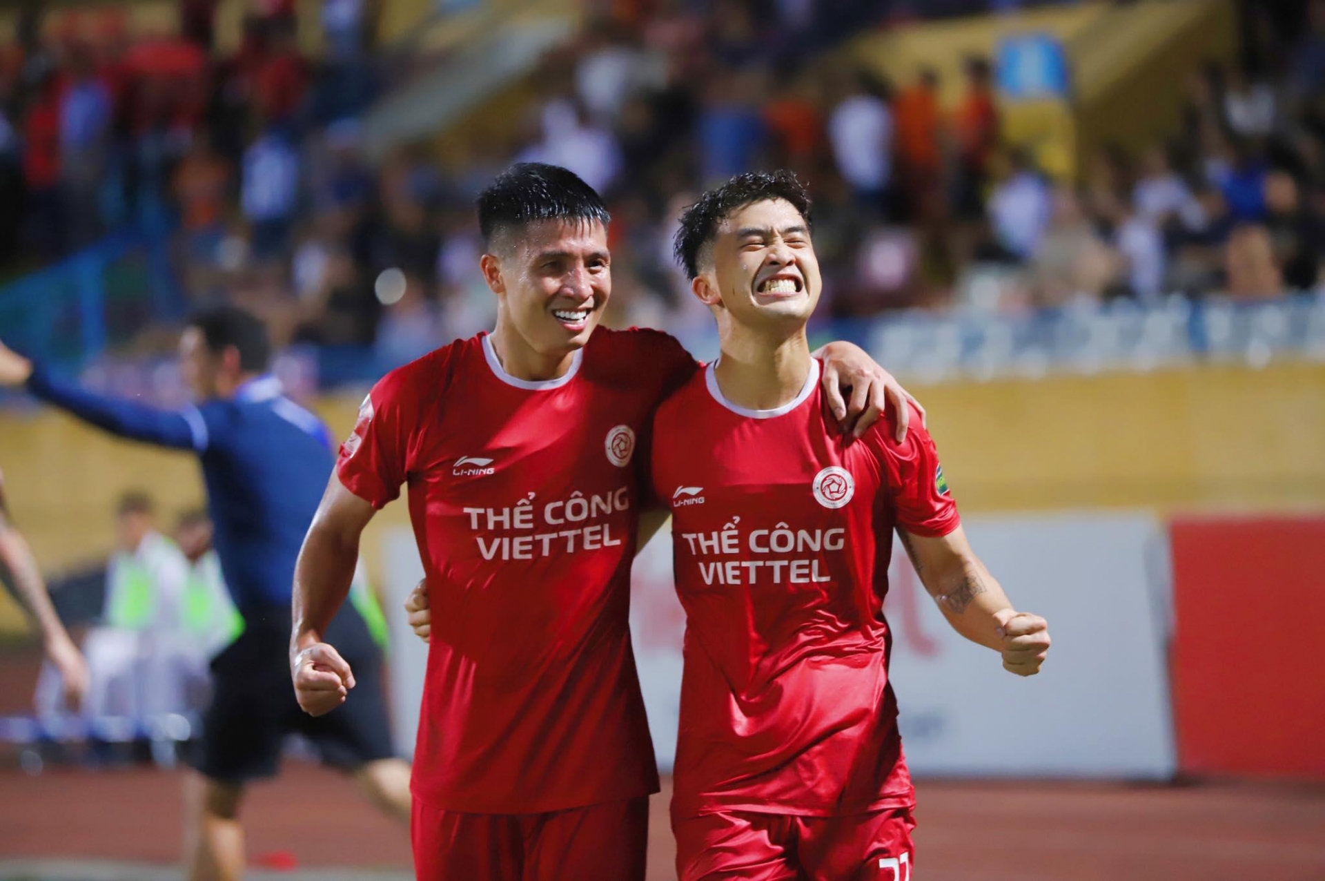 Trực tiếp Viettel 2-1 Nam Định: Căng như dây đàn 464983