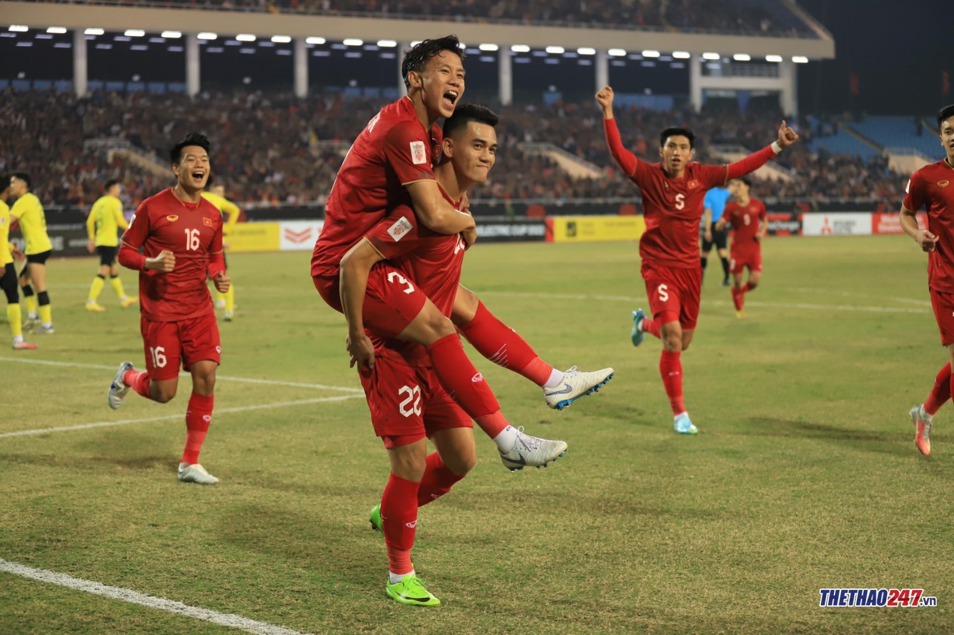 Trực tiếp Việt Nam 1-0 Malaysia: Văn Toàn nhận thẻ đỏ!-236738