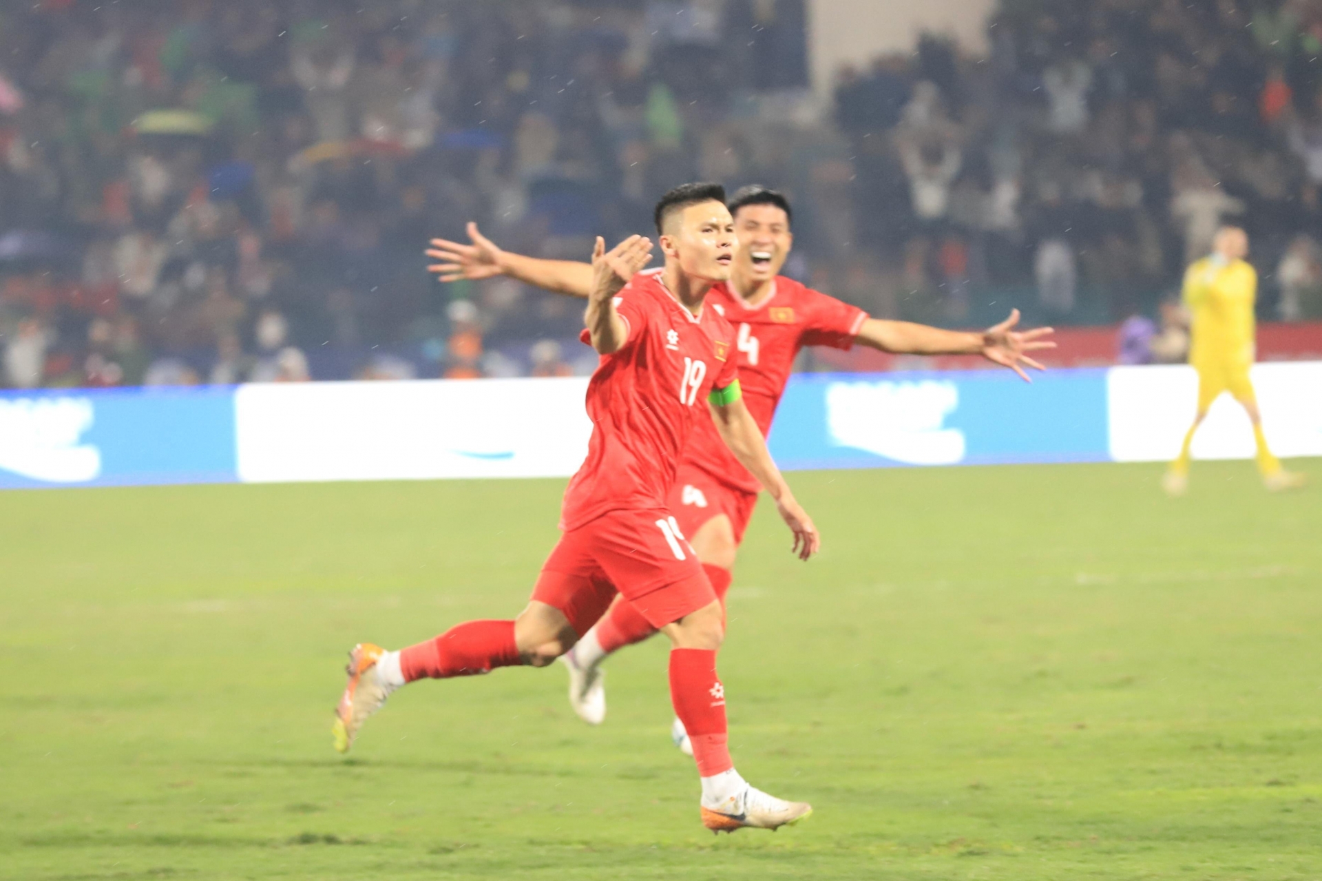 Trực tiếp Việt Nam 1-0 Indonesia: Quang Hải tỏa sáng!