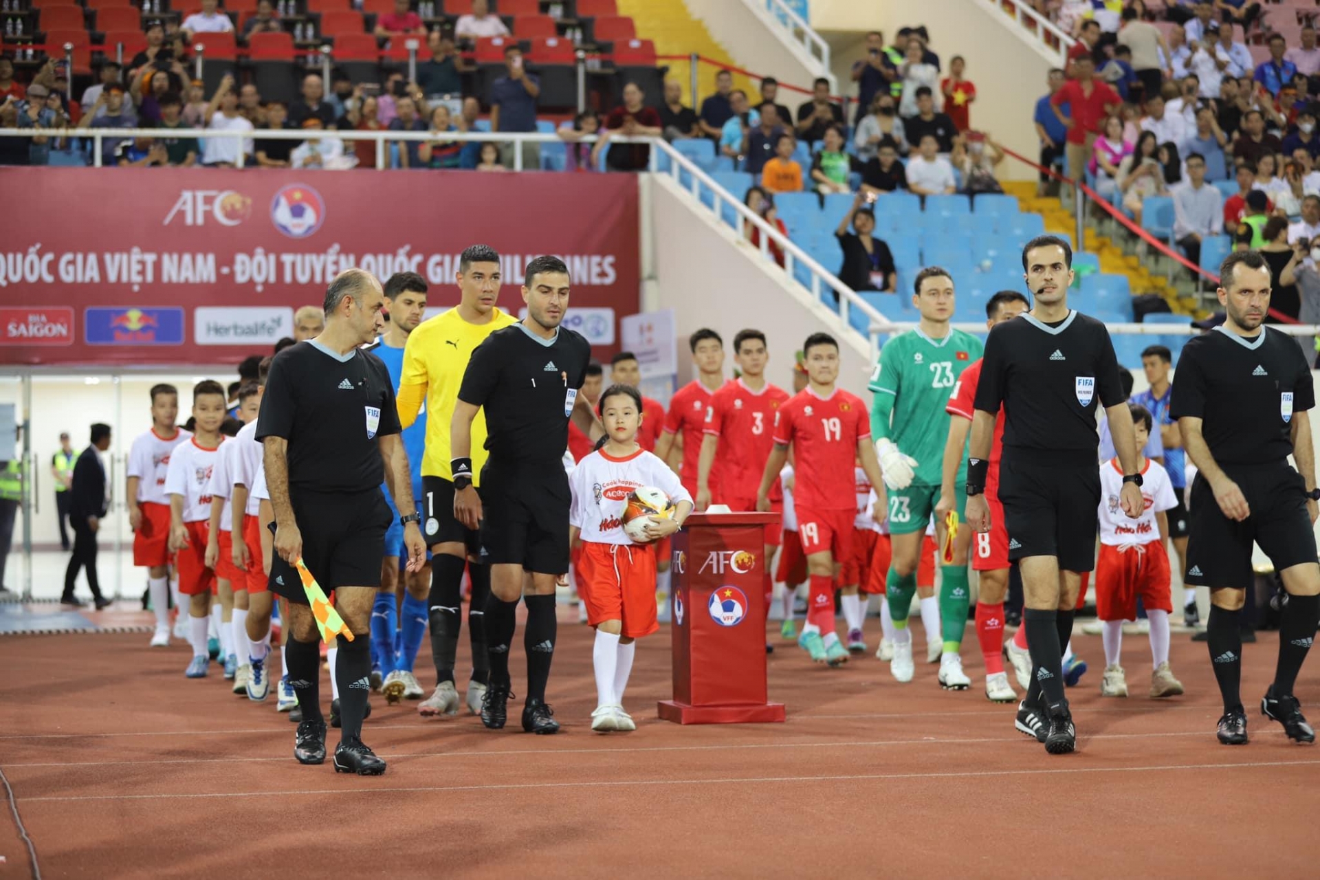 AFF chọn trọng tài 'quen mặt' ĐT Việt Nam bắt trận bán kết với Singapore