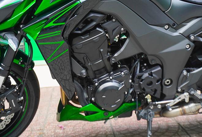 Động cơ nguyên khối khỏe mạnh trên Kawasaki Z1000 