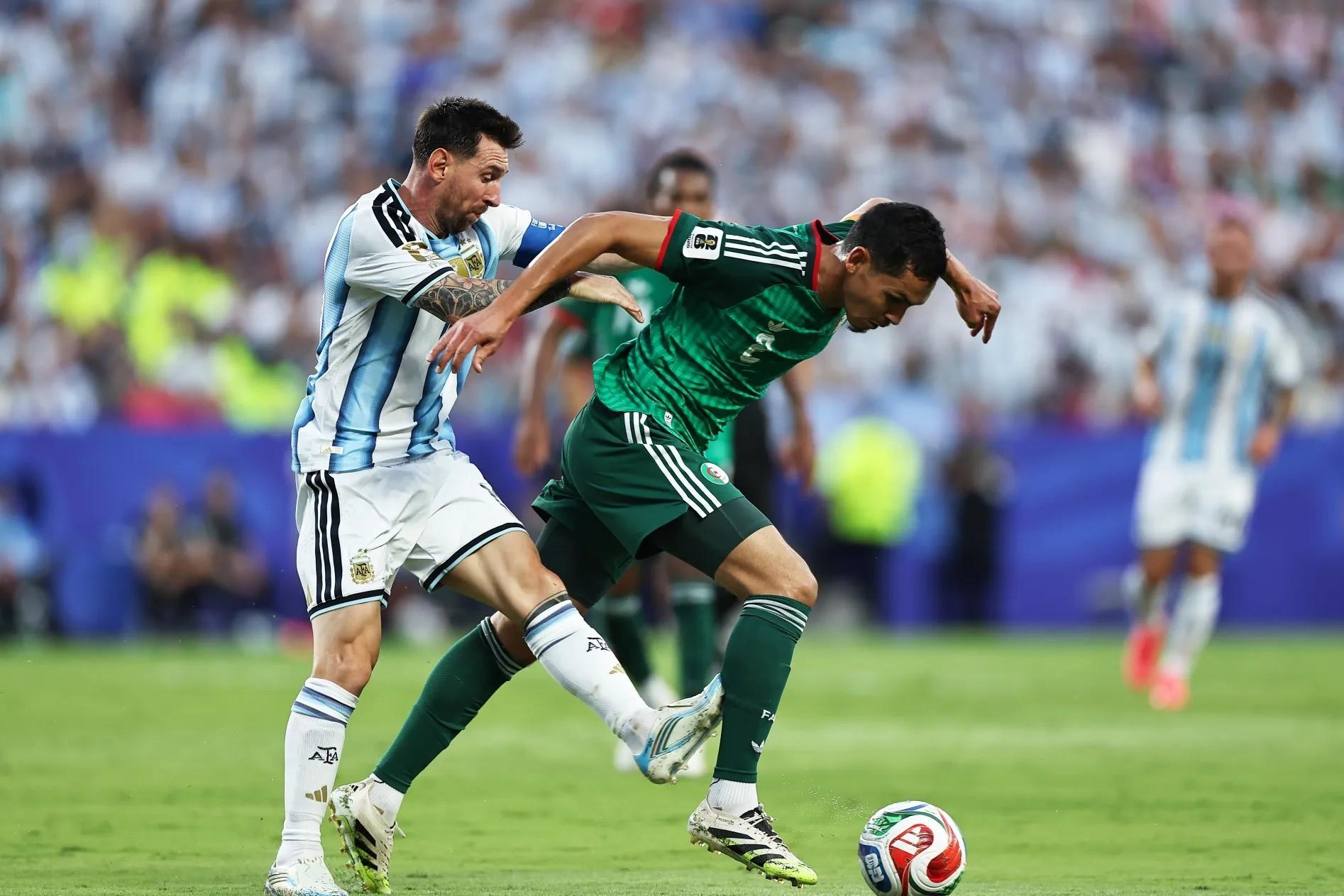 Messi ghi bàn nhưng gây tranh cãi vì pha đạp vào hậu vệ Algeria