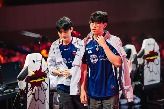 T1 bị tố 'vắt kiệt' Faker và đồng đội, người hâm mộ gửi xe tải phản đối