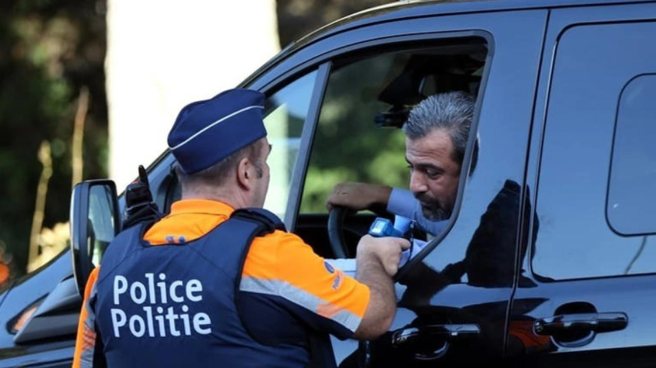 Cảnh sát kiểm tra nồng độ cồn của lái xe (ảnh minh họa)