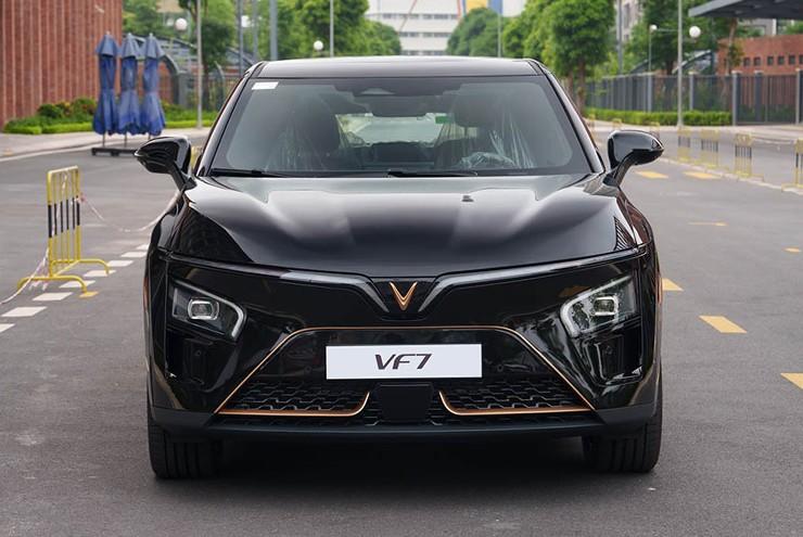 anh-thuc-te-mau-xe-VinFast-VF-7-Hoa-Long-doc-Ban-7--9--1716534028-557-width740height495